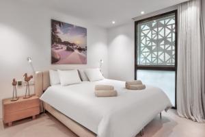 Infinity 0-2 LUXE PARTIAL SEA VIEW 2B