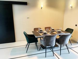 Deluxe Cosmopolitan Apartment Budapest with Free Parking