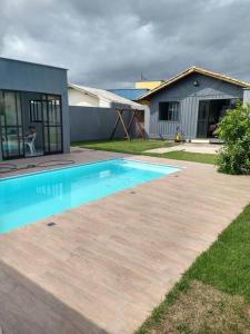 Aconchegante casa de Madeira com linda área lazer!