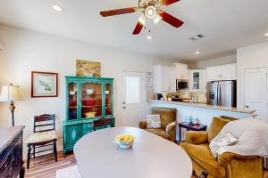 2BR Charmer with Pool Spa, Hot Tub and Fire Pit