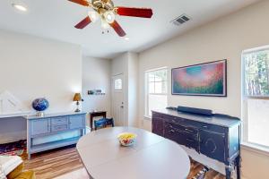 2BR Charmer with Pool Spa, Hot Tub and Fire Pit