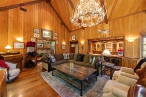 Mountain Memories on Tavern Bay