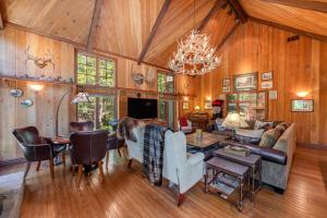 Mountain Memories on Tavern Bay