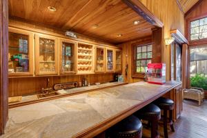 Mountain Memories on Tavern Bay