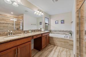 Amazing House 6 Bedrooms5 BathPoolMovie Theater