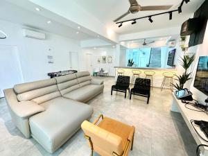 H&H 3 【Karaoke•Private Pool•BBQ•Steamboat•19 Pax】