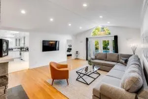 Prime location! House w/pool 7 mins to Universal, 10 mins to Hollywood - نورث هوليوود