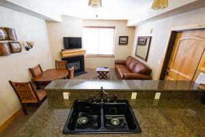 Silverado Lodge - 1 Bedroom Suite with King Bed & Pool View apartment hotel