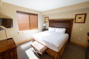 Silverado Lodge - 1 BR Suite, King Bed & Pool View