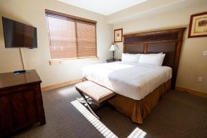 Silverado Lodge - 1 BR Suite, King Bed & Pool View