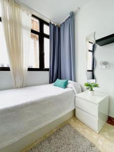 Océano Azul luminoso 50 metros del mar en centro