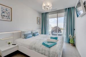 Luxury apartment. Heated Pool. AC. Ocean view!