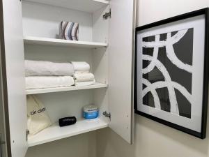 Bright Top Floor-Elevator-Walk Downtown-Laundry