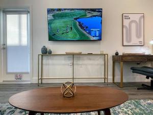 Bright Top Floor-Elevator-Walk Downtown-Laundry