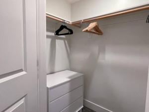 Bright Top Floor-Elevator-Walk Downtown-Laundry