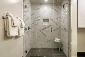 Bright Top Floor-Elevator-Walk Downtown-Laundry