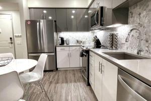 Bright Top Floor-Elevator-Walk Downtown-Laundry