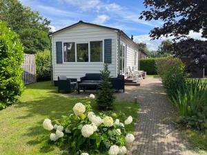 Rustig chalet 4 personen op recreatiepark de Friese Wadden Tzummarum buitenzwembad aanwezig op het park