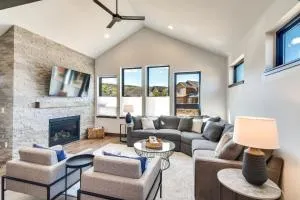 In Granby Ranch Ski Resort Sleek Home with Hot Tub! - Elkdale