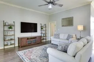 Canalfront Baton Rouge Home with Patio 6 Mi to LSU! - Гонзалес