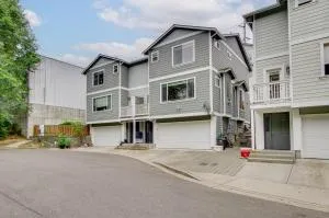 WFH-Friendly Townhome Rental Near Ferry in Everett - Getchell