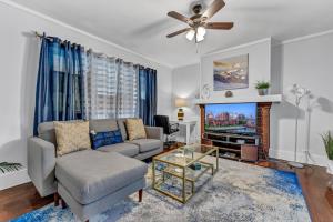 Renovated Main Floor Large 3 Bed House - 2hvězdičkové hotely ve městě Buffalo