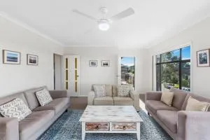 Seaview Escape - Beach Family Getaway with Games - Tullimbar