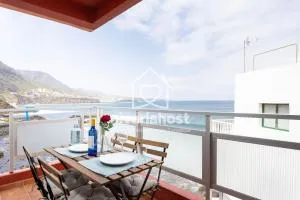 The Atlantic Punta del Hidalgo, by Nivariahost - 蓬塔德尔西达尔戈