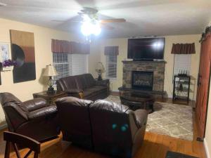 Stunning Lakefront Home - Swim, Fish, Kayak, HotTub