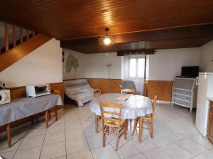 Maisons de vacances Gite Saint-Etienne-de-Chomeil, 3 pieces, 4 personnes - FR-1-742-426 : photos des chambres