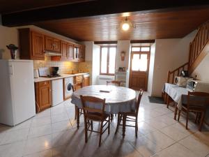 Maisons de vacances Gite Saint-Etienne-de-Chomeil, 3 pieces, 4 personnes - FR-1-742-426 : photos des chambres