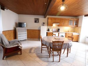 Maisons de vacances Gite Saint-Etienne-de-Chomeil, 3 pieces, 4 personnes - FR-1-742-426 : photos des chambres