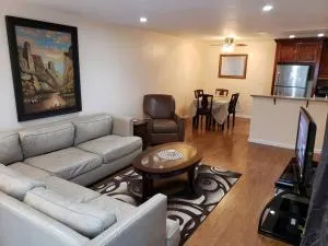 Beautiful Spacious 2 Bedroom, 2 Bathroom Condo - Paramount