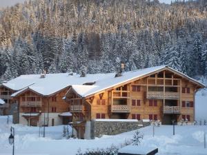 Appartement 3 chambres avec balcon, proche des pistes, parking, WiFi, TV avec Netflix et Amazon. - FR-1-623-79
