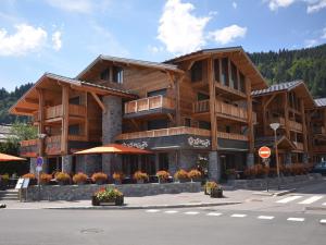 Appartement neuf aux Gets, à 50m des pistes, avec balcon et parking - FR-1-623-242