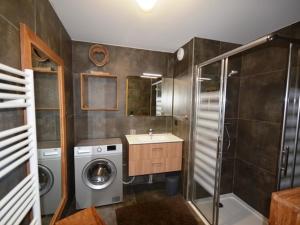 Appartement neuf aux Gets, à 50m des pistes, avec balcon et parking - FR-1-623-242