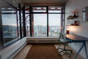 34th-Floor Gastown 2BR with Parking & Harbour Views