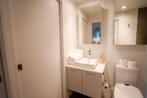34th-Floor Gastown 2BR with Parking & Harbour Views