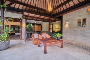 Villa Saraswati Authentic Balinese Elegance with Pool and Temple Views