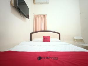 RedDoorz Syariah near Rumah Sakit Umum Wisata UIT