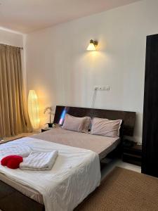 Good Stay Pool view stylish Studio Apartment,6km from Airport, 307