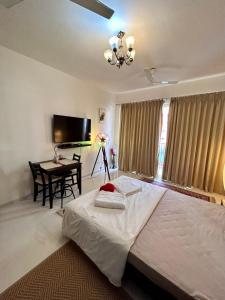 Good Stay Pool view stylish Studio Apartment,6km from Airport, 307