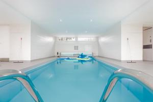 Villas Villa Yana Bretagne Piscine Interieure partagee et Spa Privatif 100m de la Plage : photos des chambres