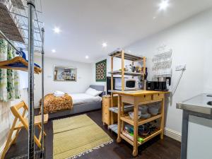 Cozy Brixton Hideaway Cute & Convenient Stay - Pass the Keys