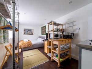 Cozy Brixton Hideaway Cute & Convenient Stay - Pass the Keys