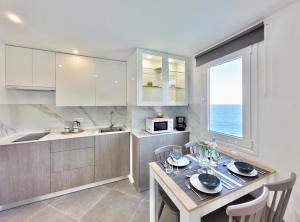 Holiday Feel C- Studio