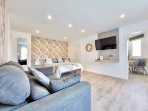 Holiday Feel C- Studio