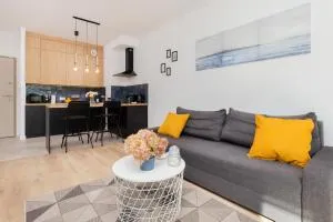 Modern Apartment with Balcony by Noclegi Renters - Ujeścisko
