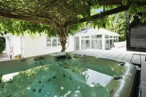 5 Bedroom Home In Brighton With Hot Tub - Hassocks