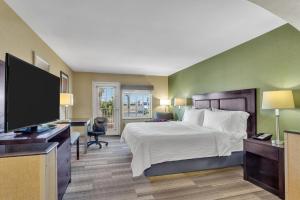 King Suite with Balcony room in Holiday Inn Express Hotel & Suites El Centro